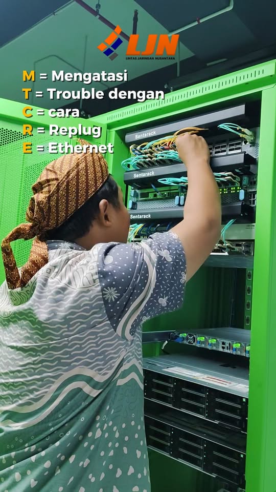 Teknisi LJN sedang menangani rack jaringan untuk operasional backbone dan mitra RT/RW-net.